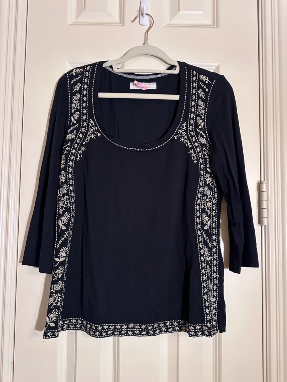 Robert Graham Long-Sleeve Scoop Neck Top